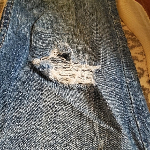 American  Eagle.  " live your life,". Distressed. Sz 2R straight. Crop ankle - Picture 3 of 6
